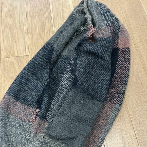 Melanie Lynn Blanket Scarf. Dark blue, grey and pink. Good condition - Picture 3 of 5